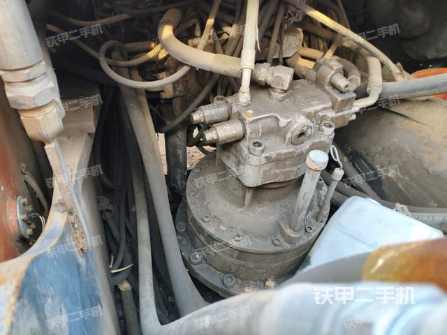 回轉(zhuǎn)馬達(dá)和主控閥（整機(jī)外觀）