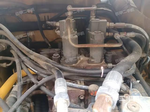 回轉(zhuǎn)馬達(dá)和主控閥（整機(jī)外觀）