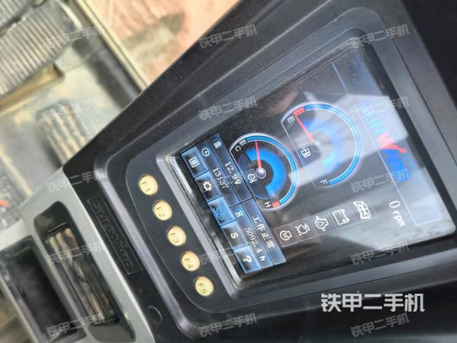駕駛室整體(整機外觀) 駕駛室整體(整機外觀)