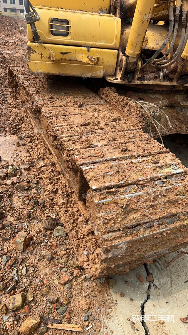 單側(cè)履帶整體(整機(jī)外觀) 單側(cè)履帶整體(整機(jī)外觀)