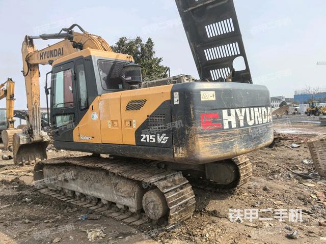 现代R215VS挖掘机的设备实拍-第3张实拍照片