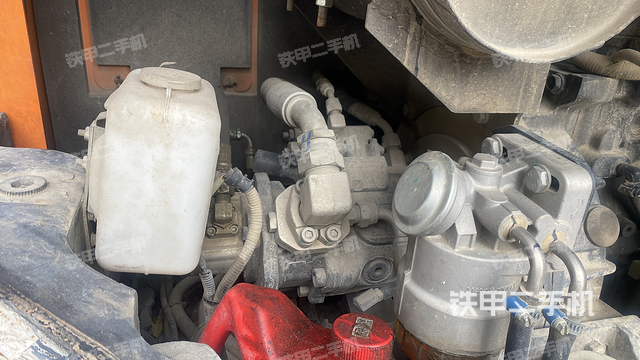 液压泵舱室正面整体（整机外观）