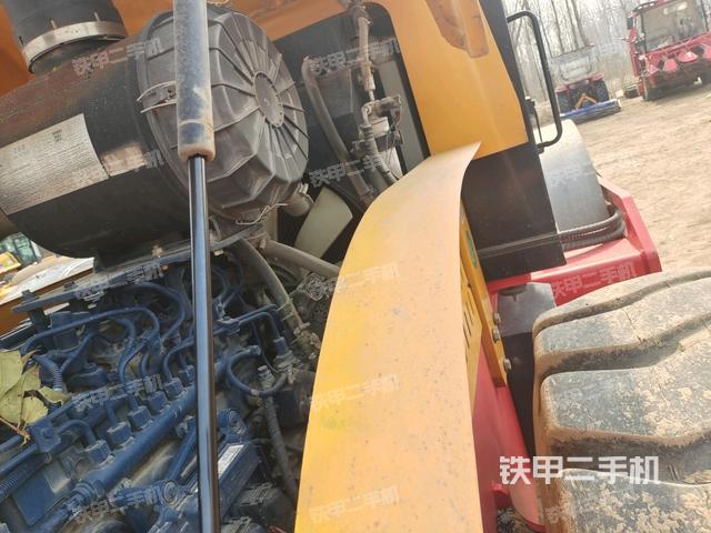 分動(dòng)箱或變速箱（壓路機(jī)發(fā)動(dòng)機(jī)艙）