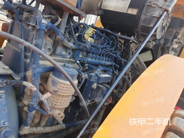 發(fā)動(dòng)機(jī)上部全景（壓路機(jī)發(fā)動(dòng)機(jī)艙）