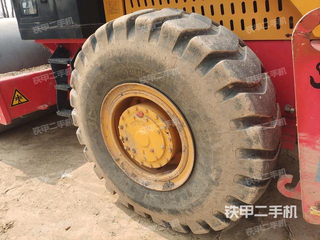 前輪右側(cè)減震塊連接及部件（壓路機(jī)前后車架）