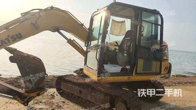 駕駛室整體(整機(jī)外觀) 駕駛室整體(整機(jī)外觀)