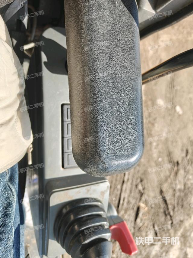 座椅左側(cè)控制臺(tái)/音響/含左手柄（駕駛室部分）