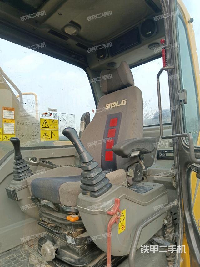 駕駛室整體(整機(jī)外觀) 駕駛室整體(整機(jī)外觀)