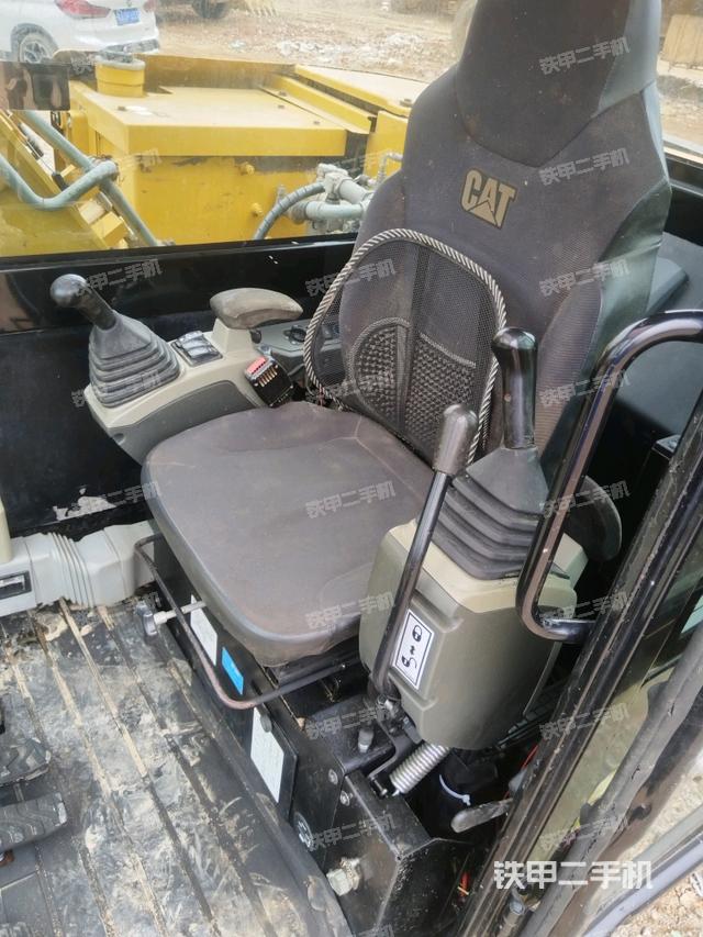 左后方玻璃角標（駕駛室部分）