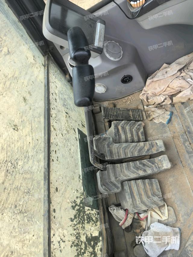 行走控制手柄和踏板?俯拍（駕駛室部分）