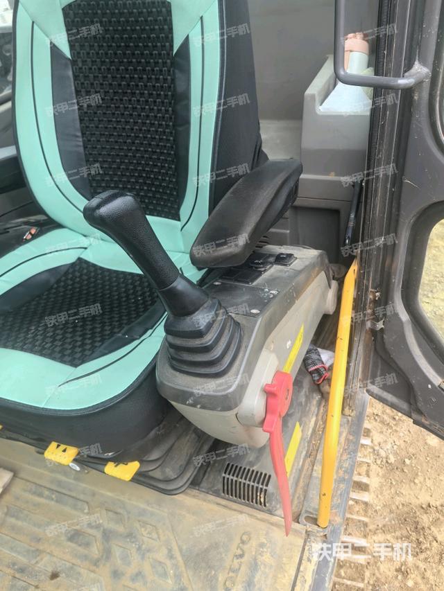 座椅右側(cè)控制臺(tái)/鑰匙門/油門/含右手柄（駕駛室部分）