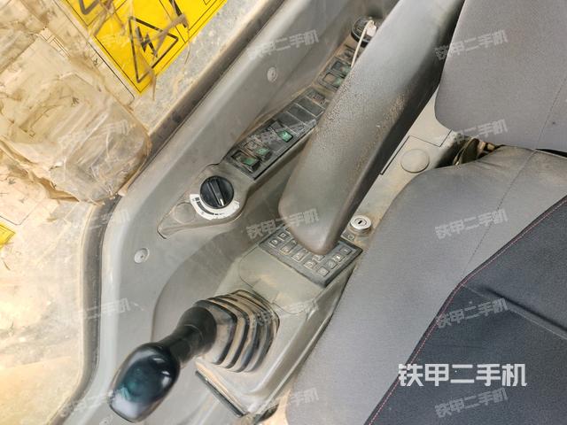 座椅左側(cè)控制臺/音響/含左手柄(駕駛室部分) 座椅左側(cè)控制臺/音響/含左手柄(駕駛室部分)