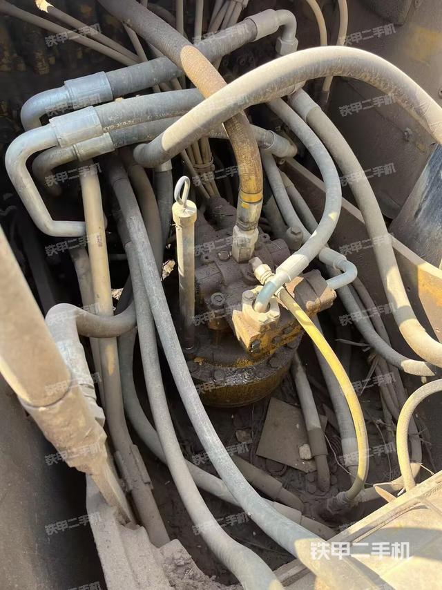 回转马达和主控阀（整机外观）