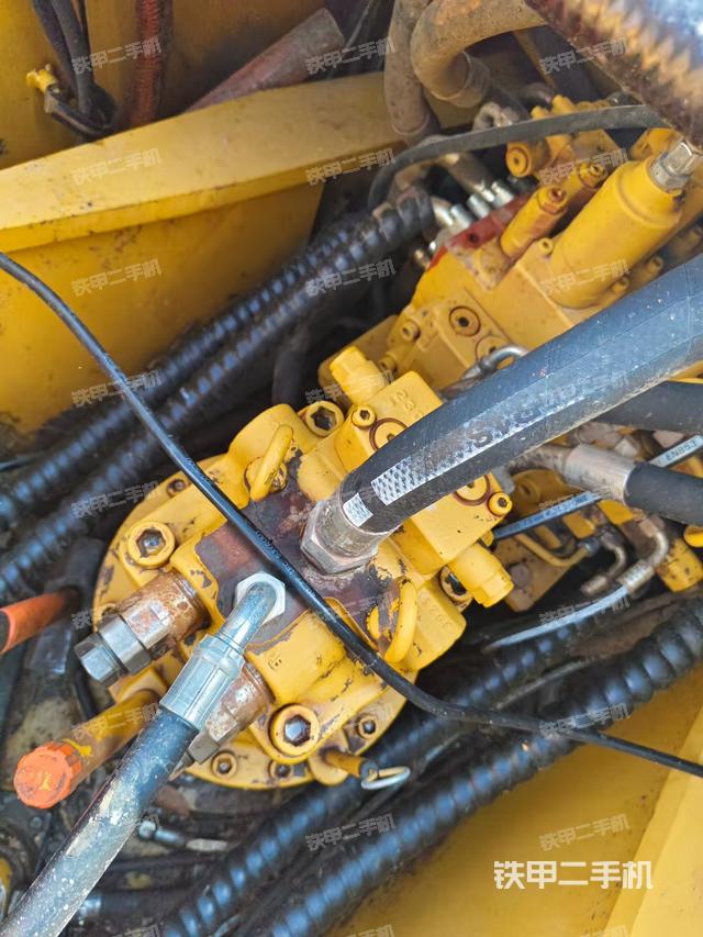 回转马达和主控阀（整机外观）