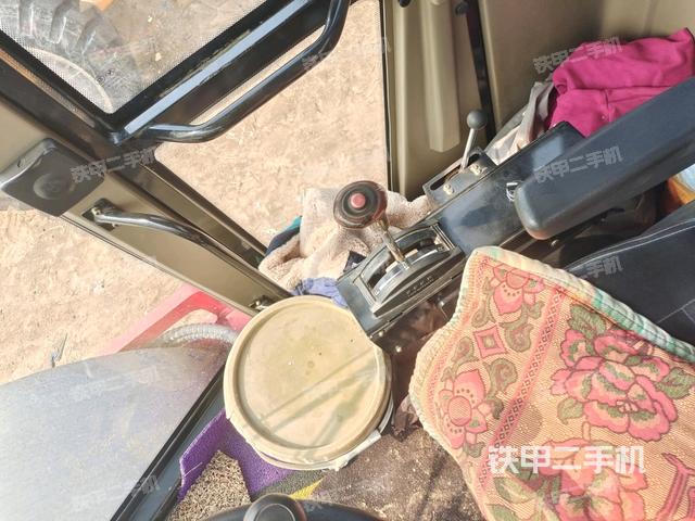 操作臺(tái)全景（壓路機(jī)駕駛室）