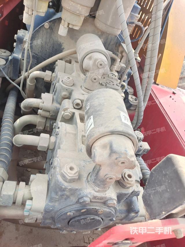 發(fā)動(dòng)機(jī)左側(cè)全景（壓路機(jī)發(fā)動(dòng)機(jī)艙）