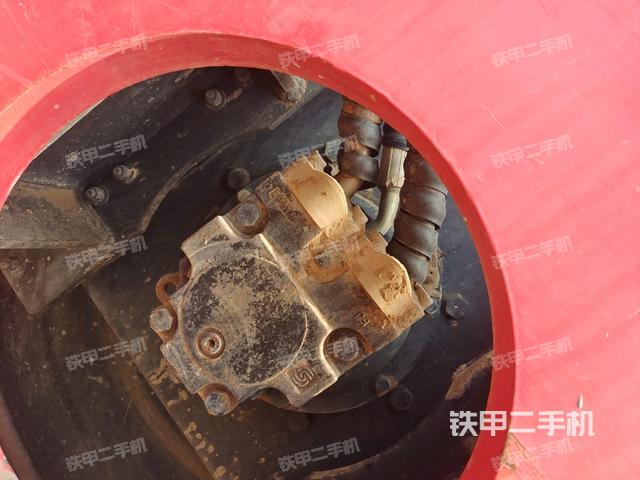 后輪右側(cè)全景（壓路機(jī)前后車架）