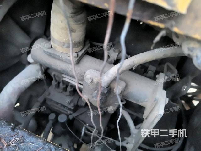 發(fā)動機(jī)上部全景（壓路機(jī)發(fā)動機(jī)艙）