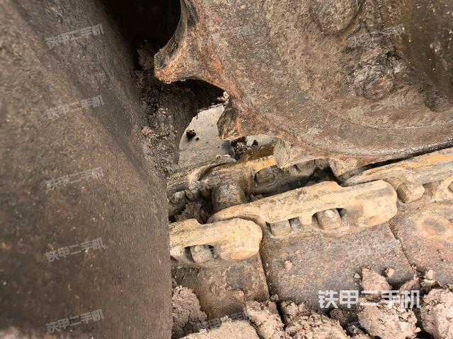 左驅(qū)動輪（行走機構(gòu)）