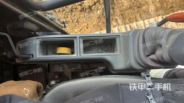 座椅左側(cè)控制臺/音響/含左手柄(駕駛室部分) 座椅左側(cè)控制臺/音響/含左手柄(駕駛室部分)