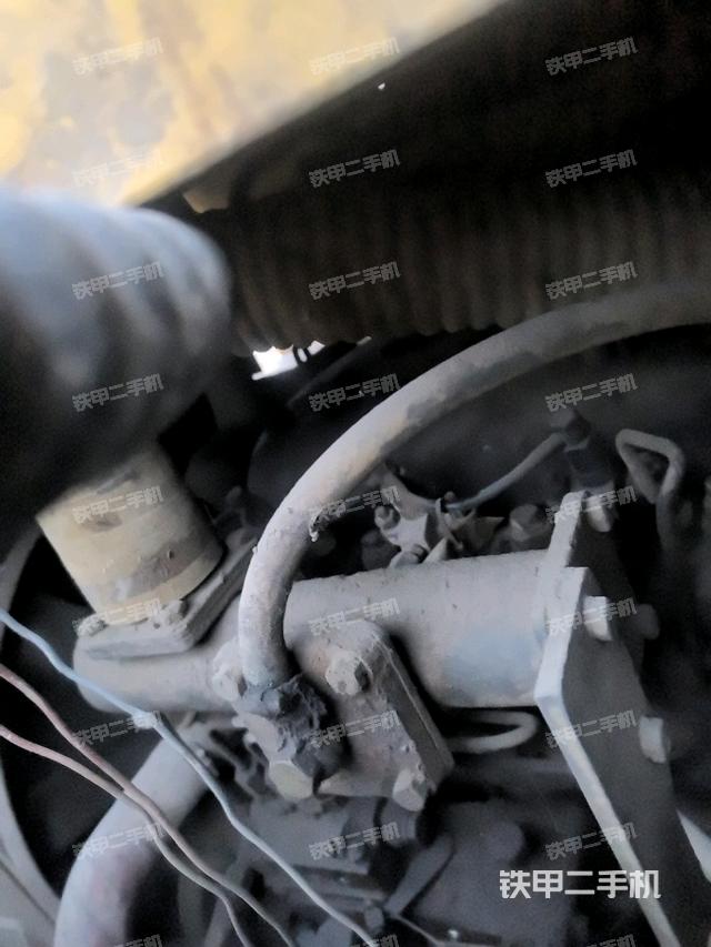 發(fā)動機(jī)右側(cè)全景（壓路機(jī)發(fā)動機(jī)艙）