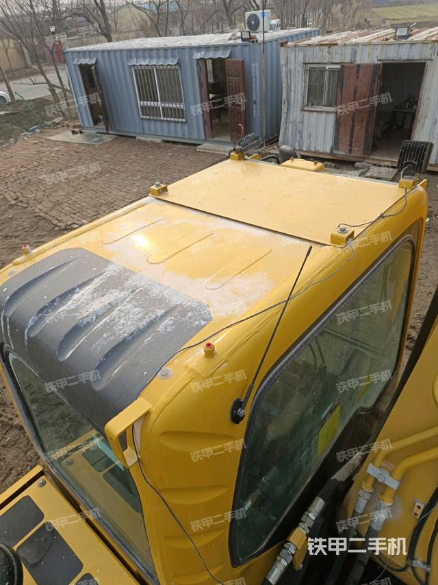 駕駛室頂部(整機(jī)外觀) 駕駛室頂部(整機(jī)外觀)