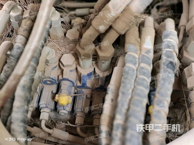 回轉(zhuǎn)馬達(dá)和主控閥(整機(jī)外觀) 回轉(zhuǎn)馬達(dá)和主控閥(整機(jī)外觀)