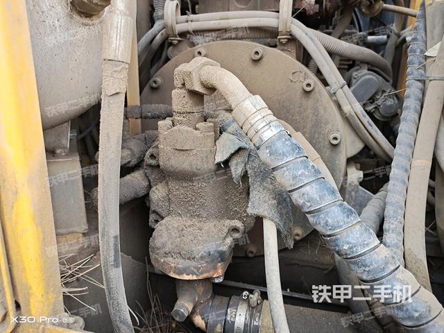 液壓泵艙室正面整體(整機(jī)外觀) 液壓泵艙室正面整體(整機(jī)外觀)