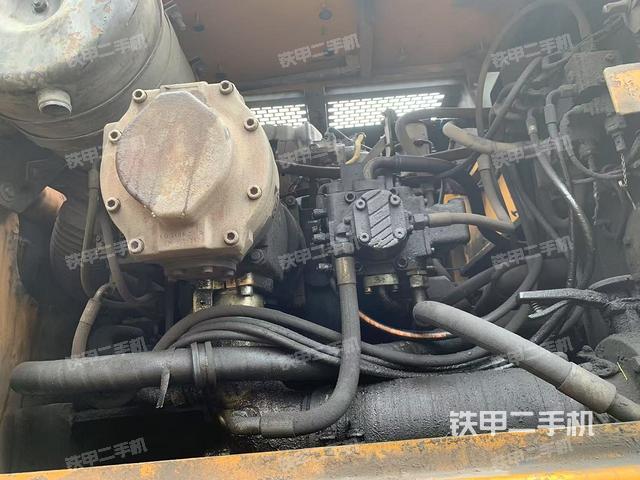 液壓泵艙室正面整體（整機外觀）