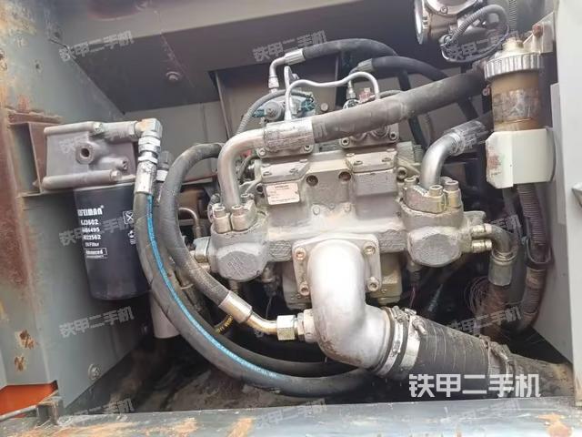 液壓泵艙室正面整體（整機外觀）