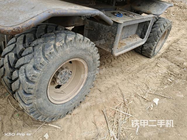單側(cè)履帶整體(整機(jī)外觀) 單側(cè)履帶整體(整機(jī)外觀)