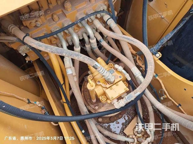 回轉(zhuǎn)馬達(dá)和主控閥（整機(jī)外觀）