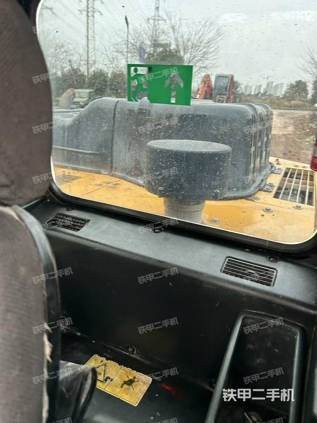 行走控制手柄和踏板?俯拍（駕駛室部分）