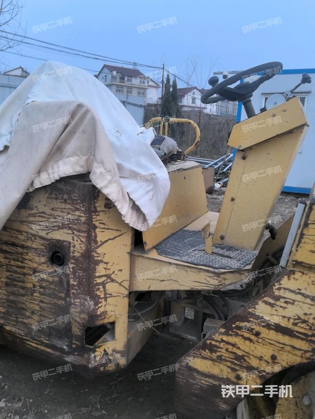 左側(cè)正面照（壓路機(jī)駕駛室）