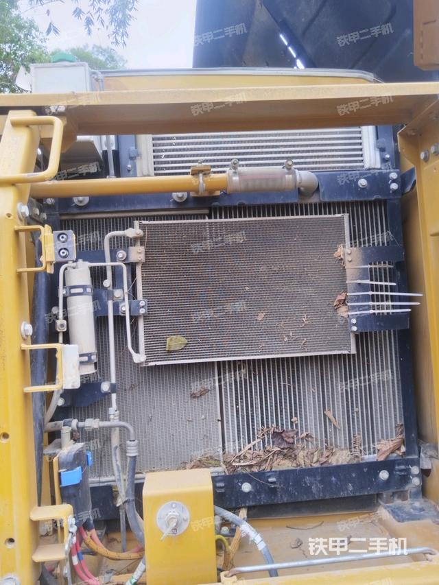 散熱器正面(大件艙室) 散熱器正面(大件艙室)