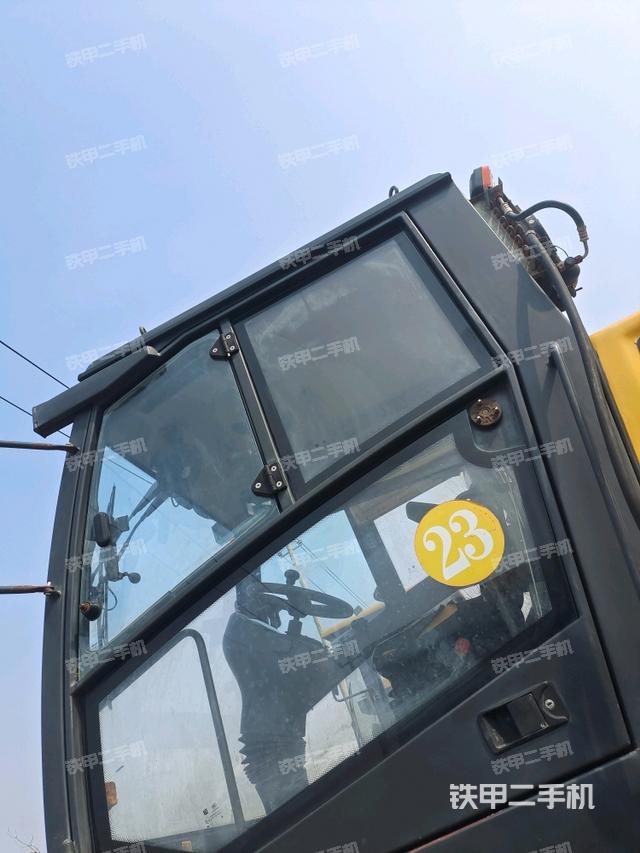 右側(cè)正面照（壓路機駕駛室）