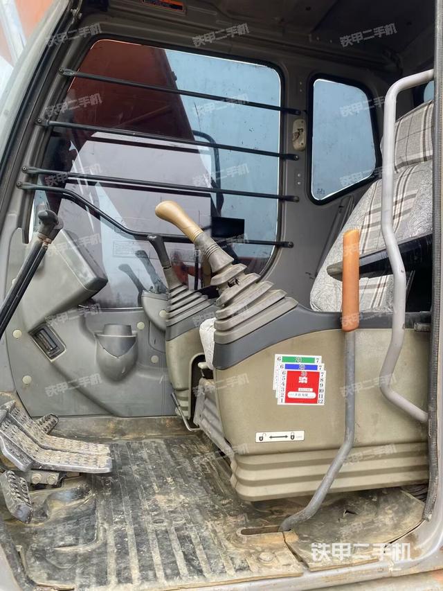 駕駛室整體(整機(jī)外觀) 駕駛室整體(整機(jī)外觀)