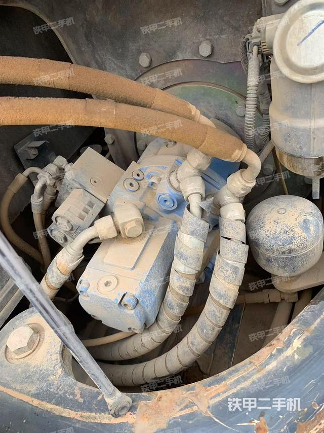 液压泵舱室正面整体（整机外观）