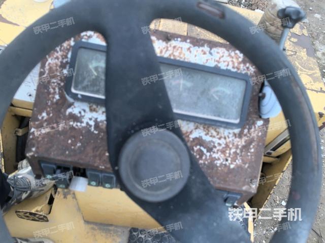 操作臺全景（壓路機(jī)駕駛室）