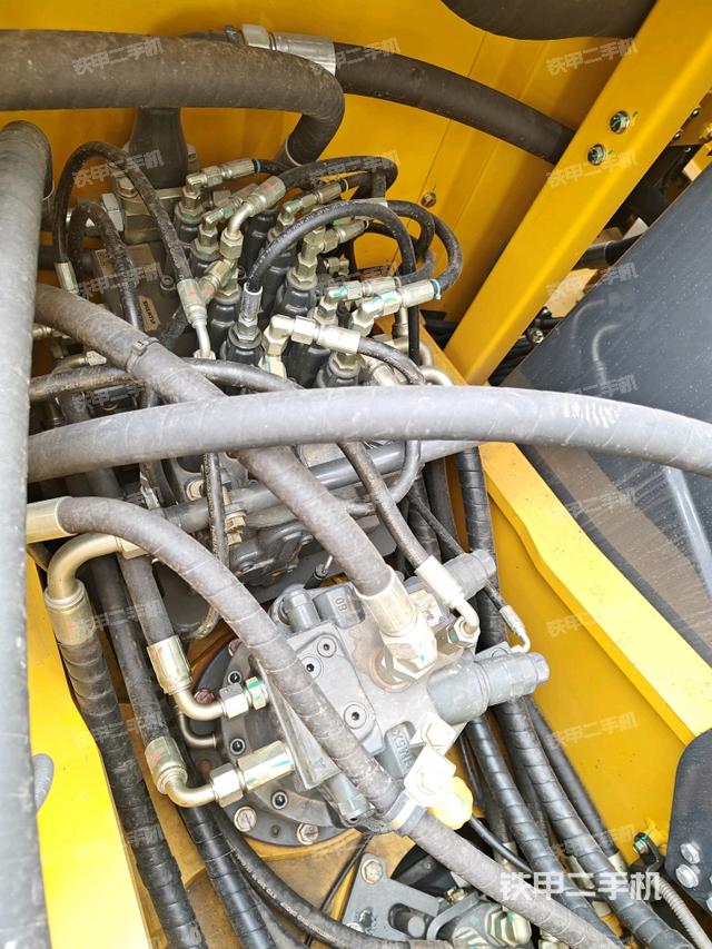 回轉(zhuǎn)馬達(dá)和主控閥（整機(jī)外觀）