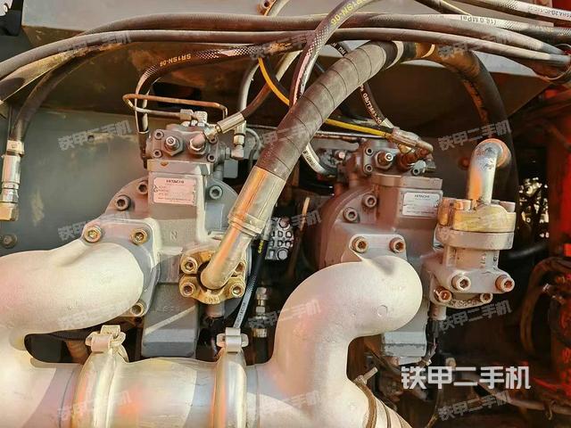 液壓泵艙室正面整體(整機外觀) 液壓泵艙室正面整體(整機外觀)