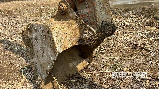 鏟斗右后整體(工作和回轉(zhuǎn)裝置) 鏟斗右后整體(工作和回轉(zhuǎn)裝置)
