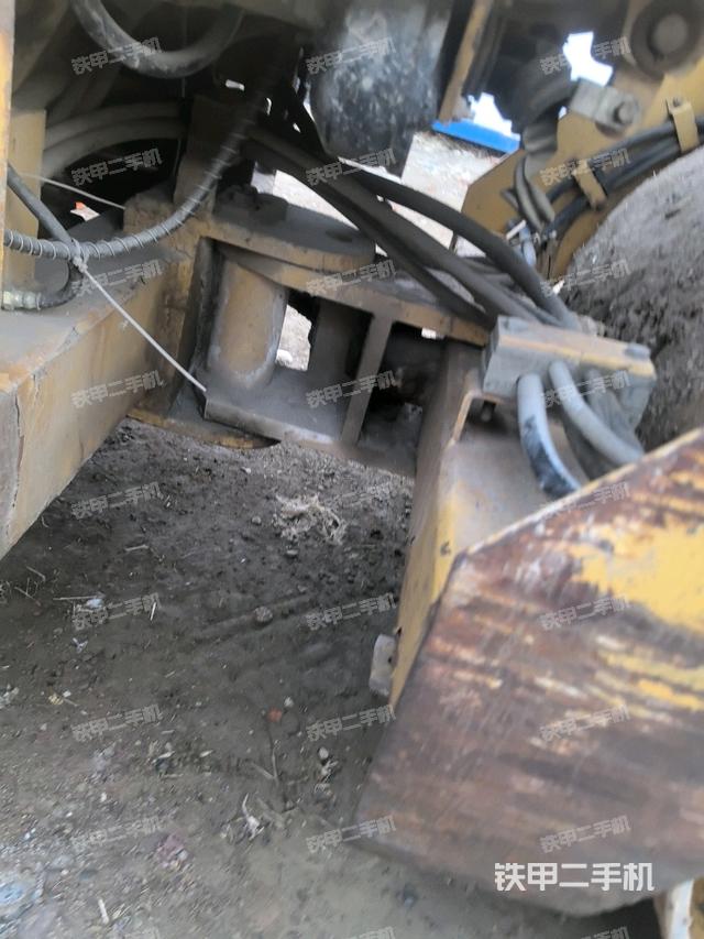 鉸接正左側(cè)（壓路機(jī)前后車架）