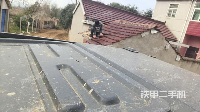 駕駛室頂部(整機(jī)外觀) 駕駛室頂部(整機(jī)外觀)