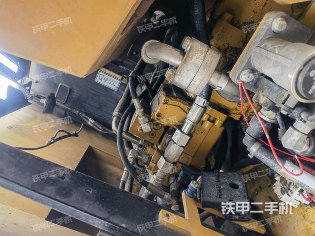 液壓泵艙室正面整體(整機外觀) 液壓泵艙室正面整體(整機外觀)