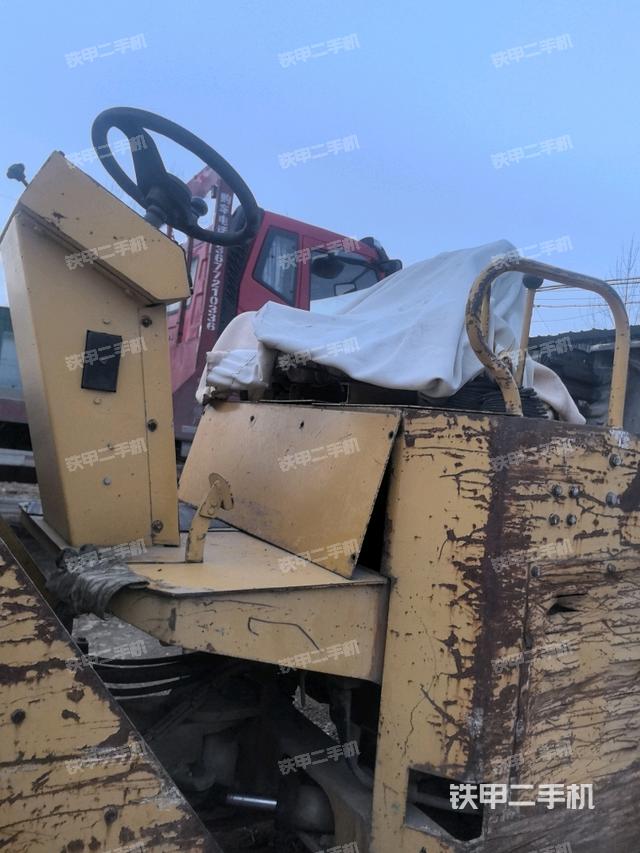 右側(cè)正面照（壓路機(jī)駕駛室）