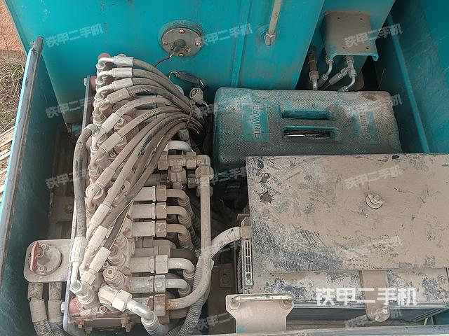 回转马达和主控阀（整机外观）