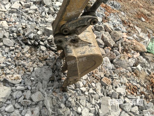 鏟斗右后整體(工作和回轉(zhuǎn)裝置) 鏟斗右后整體(工作和回轉(zhuǎn)裝置)