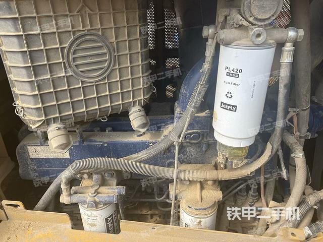 發(fā)動機左側全景(推土機發(fā)動機艙) 發(fā)動機左側全景(推土機發(fā)動機艙)