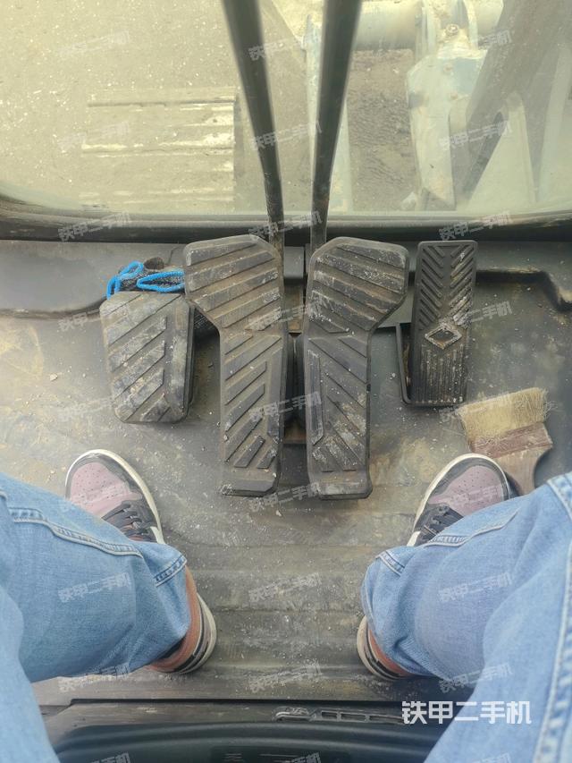 行走控制手柄和踏板?俯拍（駕駛室部分）